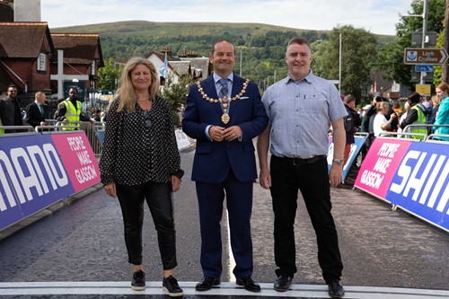 Gail MacFarlane, Provost Douglas McAllister and Peter Hessett at the start line of the Women's Road Race